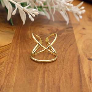 Bague croisée minimaliste faite à la main bijoux pour femmes, bague dorée empilable pour petite amie et spéciale - Product Image 4