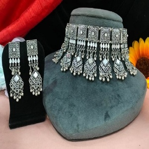 Conjunto de collar de gargantilla de plata oxidada tradicional para mujer con pendientes joyería tribal étnica para uso festivo y de boda - Product Image 1