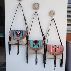 Bohemian Games Stone tooled vaca esconder o cabelo em couro Fringe Couro Couro Saco Sling De Pele Cigana Elegante Bolsas De Couro