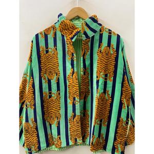 Chaqueta de Terciopelo con Estampado de Rayas Bengalinas - Blazer Reversible Acolchado con Bordado Floral en Verde Menta, Azul Marino y Ámbar para Verano - Product Image 3