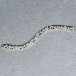 สร้อยข้อมือสตรีฮิปฮอปที่น่ารักพร้อมดีไซน์ที่ไม่ซ้ําใครที่ทําจากเพชรปลูกในห้องปฏิบัติการทองคําขาว 14 Kt ทองคํากลมตัด vvs ความใส - Product Image 3