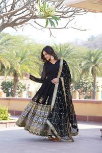 Robe de mariage et de soirée à paillettes brodées pour femmes de créateur - Product Image 5