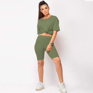 Ensemble d'été 2 pièces pour femmes conçu sur mesure T-shirt surdimensionné et short au-dessus du genou avec décorations de ceinture à boutons en maille de dentelle - Product Image 2