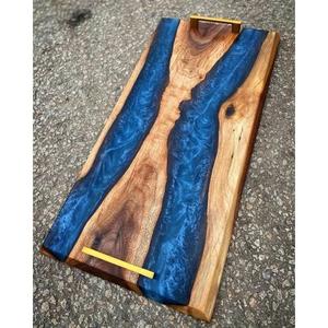 ถาดเสิร์ฟไม้และมะม่วงทำจากเรซินสีน้ำเงินพร้อมที่จับโลหะดีไซน์แม่น้ำที่เป็นเอกลักษณ์สำหรับเสิร์ฟอาหารและตกแต่งโต๊ะ - Product Image 5