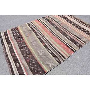Alfombra Kilim turca vintage de 5,6x8,8 pies, lana de retazos marrón y rojo con respaldo de látex para entrada o dormitorio - Product Image 2