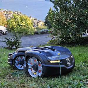 Cortadora de Césped Robótica Todoterreno con Control Remoto, Aprobada por CE y EPA, con Cuchilla para Nieve - Product Image 1