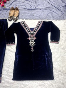 Último traje Salwar de base de terciopelo de diseño indio tradicional moderno para niñas trajes paquistaníes colección 2024 - Product Image 4
