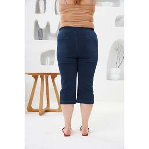 Pantalon capri bleu grande taille avec détail boutonné à l'ourlet et taille élastique - Product Image 4