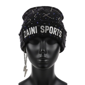 หมวกบีนนี่ถักสำหรับผู้หญิง คุณภาพพรีเมียม ผ้าอะคริลิกเนื้อริบ น้ำหนัก GSM เหมาะสำหรับฤดูหนาว สีดำ ประดับคริสตัลแบบ Hotfix พร้อมโลโก้แบบกำหนดเอง หมวกบีนนี่ลาย Jacquard - Product Image 1