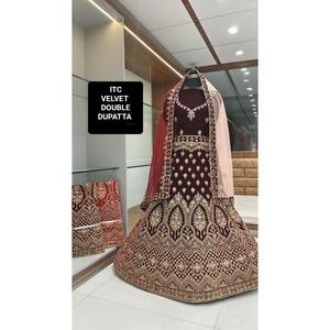 Lehenga Choli de terciopelo más vendido para ocasiones festivas bordado con hilo y detalles de cuentas de la India - Product Image 2