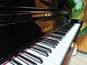 Piano droit Yamaha YUA de qualité japonaise 88 touches d'occasion Performance professionnelle Prêt pour la scène Son clair et puissant dans un style classique - Product Image 2