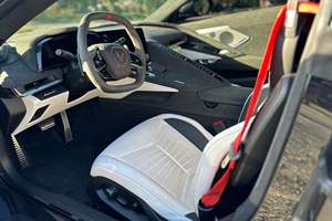 Corvette Coupé 2023 Edición 70 Aniversario LT2 V8, Paquete de Rendimiento Z51, Mayormente sin Modificaciones - Product Image 3