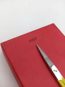 Tijeras de Cejas de Acero Inoxidable con Punta Plateada, Hoja Recta Pequeña, Recubrimiento en Polvo Amarillo de Alta Calidad, Logotipo Personalizado, Instrumento de Belleza - Product Image 4