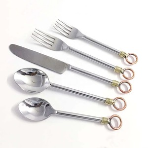 Poignées enduites noires Ensemble de couverts de 5 couverts en acier inoxydable Table à manger parfaite Ustensiles de cuisine Usage quotidien Couleur argent plaqué - Product Image 4