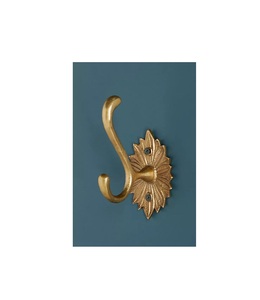 Crochets muraux décoratifs en fer forgé avec des courbes forgées à la main et une forme classique parfaits pour la décoration rustique ou cottagecore - Product Image 5