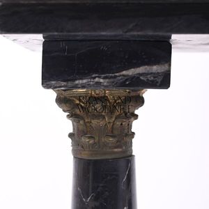 Piedestal de luxe à double colonne en marbre noir Nero Marquina avec accents en laiton antique - Product Image 4