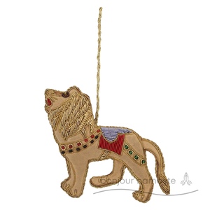 Ornamento di Natale del re leone fatto a mano | Arredamento invernale ricamato moderno ed ecologico sostenibile per l'europa canadese - Product Image 1