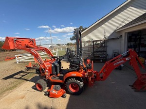 Très pratique : Chargeuse-pelleteuse compacte Kubota BX23S 23 CV 4x4, 2 vitesses, garantie 4 ans, faible consommation de carburant - Product Image 2
