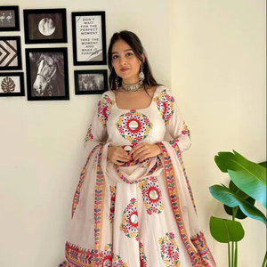 ชุดส่าหรีผ้าไหมซาตินมอสเนื้อหนาสำหรับผู้หญิง ดีไซน์ใหม่ล่าสุดสำหรับงานนัฟราตรี เหมาะสำหรับงานปาร์ตี้ ใช้ได้ทุกฤดู สามารถกลับด้านได้ - Product Image 1