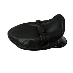 Esta es una gorra de motociclista Muir auténtica de cuero negro completo con visera. - Product Image 5