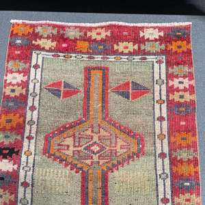 Alfombra vintage de 2.5x10.4 pies, alfombra turca de lana con diseño de plantas y árboles en tono rojo marrón - Product Image 2