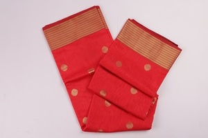 Sari en coton tissé à la main rouge avec bordure dorée |   Sari indien traditionnel léger pour les occasions festives, le quotidien et les tenues ethniques - Product Image 2