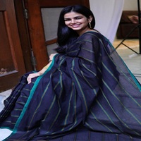 Sari Pishwas sur mesure en viscose extensible, tons turquoise, beige et bordeaux, motif abstrait élégant, tenue de soirée pour femme
