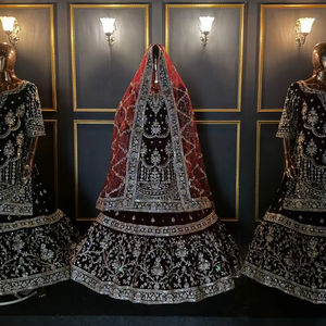 Lehenga choli de mariée en gros, conçu avec des broderies lourdes et une grande traîne élégante - Product Image 1