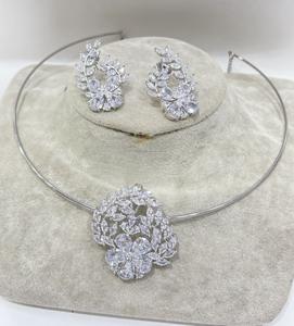 Ensemble de bijoux de luxe en cristal de fleurs ensemble de colliers élégants de feuilles et de fleurs tour de cou et boucles d'oreilles florales en argent brillant pour femmes - Product Image 3