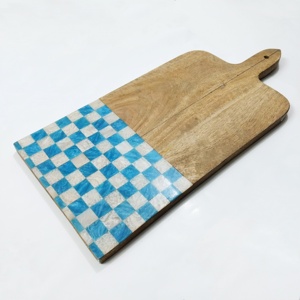 Bloc à découper élégant en bois rose et en résine fait à la main - Product Image 2