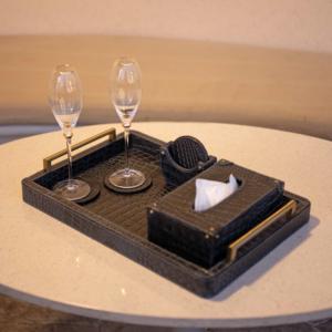 Plateau de service en métal fait main, écologique et compatible lave-vaisselle pour embellir votre intérieur, idéal pour les cadeaux, les célébrations et les occasions festives - Product Image 3