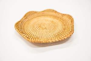 Assiette en rotin élégante avec finition naturelle, parfaite pour les hôtels, les villas, les restaurants et les élégants repas en plein air - Product Image 5