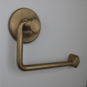 Soporte de papel higiénico de metal elegante con acabado de pátina de plata mate artesanal hecho a mano que ofrece acento decorativo para interiores - Product Image 3