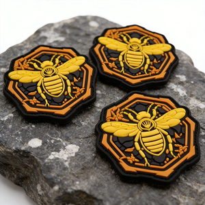Patch en caoutchouc 3D hexagonal Bee-yond, patch en PVC personnalisé, design inspiré du nid d'abeille, patch en caoutchouc souple et durable pour sacs, chapeaux, vêtements - Product Image 2