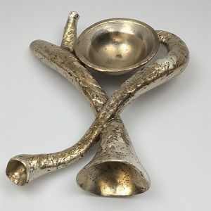 Portavelas de cuerno de Reno fundido de aluminio elegante con artesanía artesanal de tono plateado pulido diseñada para Decoración - Product Image 1