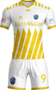 Ensembles d'uniformes de football personnalisés en gros d'usine Kit de maillot de football unisexe été hiver avec conception personnalisée et impression de logo - Product Image 5