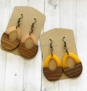 Boucles d'oreilles créoles en résine époxy et en bois nacre vibrante Style bohème fait à la main par FWE - Product Image 1