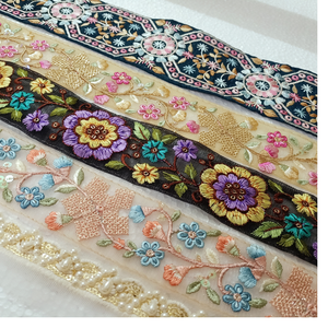 Rubans et lacets brodés à la machine fabriqués sur mesure avec des motifs floraux en divers modèles et couleurs pour robes de mariée - Product Image 1