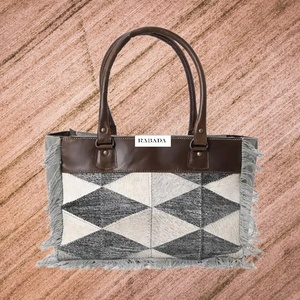 Dernier Alanza Patch Weekender Bag Weekender Sacs à main pour femmes Sac en toile de vachette avec toile recyclée avec poignées en cuir - Product Image 1