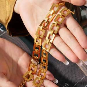 Bracciale Street Luxe Classico e Trendy Placcato Oro con Motivo Geometrico, Catena Quadrata in Lega di Titanio e Zinco con Charm e Perla - Product Image 3