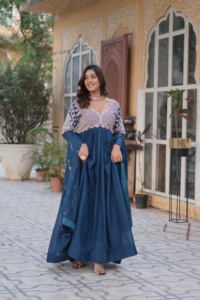 Vêtements ethniques à la mode robe Anarkali pour les occasions de mariage et de fête des femmes porter aux prix de gros de l'Inde - Product Image 4