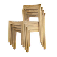 Chaise en bois avec siège à latte, finition naturelle conçue pour la durabilité et la chaleur visuelle idéale pour les repas, les mariages et les événements
