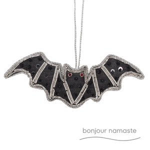 เครื่องประดับค้างคาวปักด้วยมือ | ของตกแต่งงานด้ายสีดำฮาโลวีนโดย Bonjour Namaste - Product Image 2