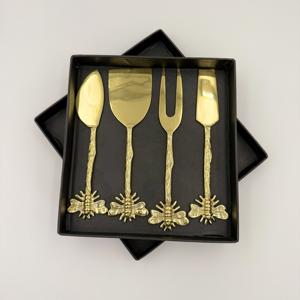 Ensemble de fromage artisanal avec couteaux à fromage en métal de conception élégante en acier inoxydable poli miroir couleur or - Product Image 1