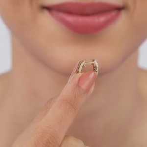 Boucles d'oreilles élégantes créoles en or avec diamants Style Twirl - Product Image 2