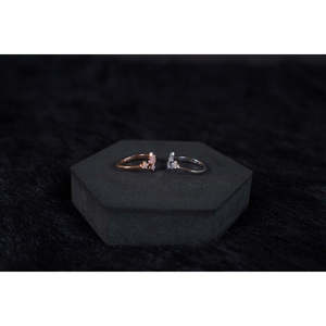 Anillo Romántico Silverings de Plata de Ley 925 con Incrustaciones de Diamantes Geométricos y Baño de Platino y Rodio para Compromiso - Product Image 2