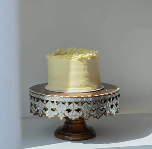 Support à gâteau décoratif moderne en bois avec base trépied et finition à grain naturel pour gâteaux et pâtisseries - Product Image 5