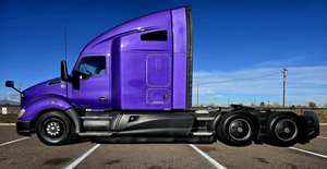 VENTE FLASH - SOLDE EXCEPTIONNEL - Camion semi-remorque T680 2022 avec cabine couchette - Toit surélevé de 76 pouces - 455 CV - Boîte automatique 12 vitesses - Expédition mondiale - Product Image 3