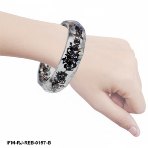 Bracelet en résine transparente fait à la main avec des inclusions de flocons noirs, bracelet géométrique hexagonal pour femme - Product Image 5