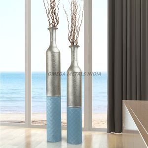 Jarrones de metal Premium en color azul marino profundo con una forma redonda única con acabado liso para un estilo interior contemporáneo para el hogar - Product Image 2